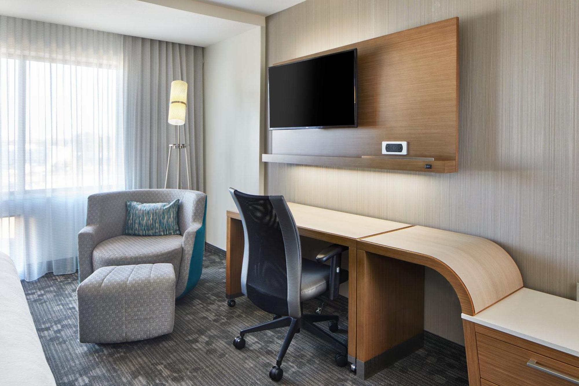 Отель Courtyard By Marriott Atlanta Лития-Спрингс Экстерьер фото