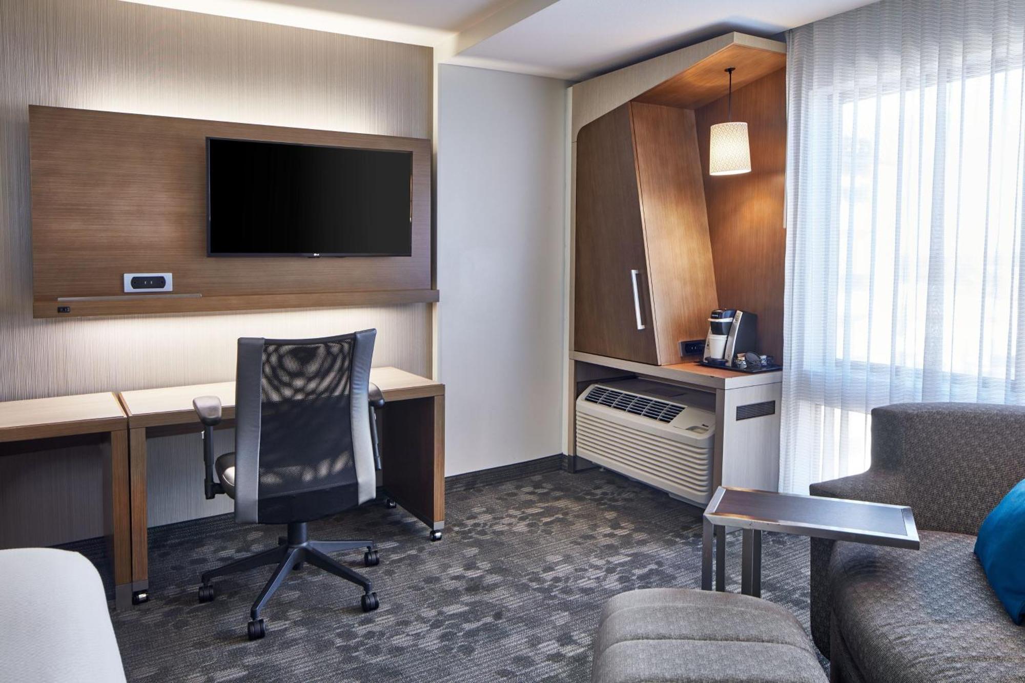 Отель Courtyard By Marriott Atlanta Лития-Спрингс Экстерьер фото